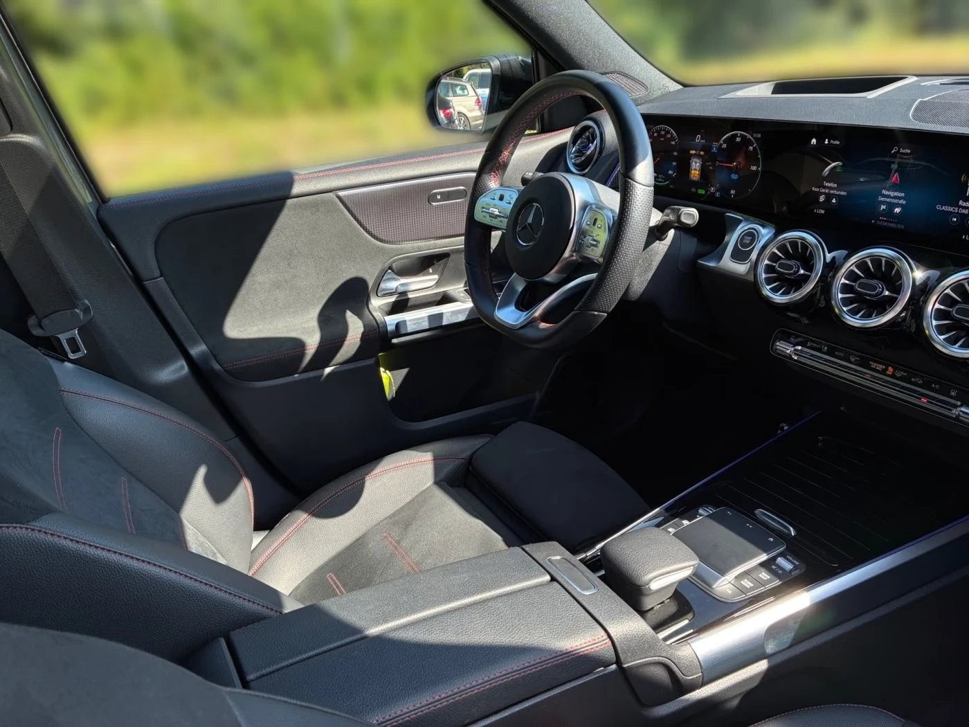 Mercedes-Benz EQB 250 / AMG / NIGHT / HUD / PANO / DISTRONIC / LED, снимка 15 - Автомобили и джипове - 55733624