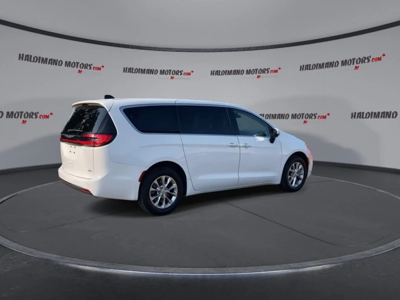 Chrysler Pacifica Touring L * * AWD * * Камера * * Черен Салон * * , снимка 5 - Автомобили и джипове - 53398284