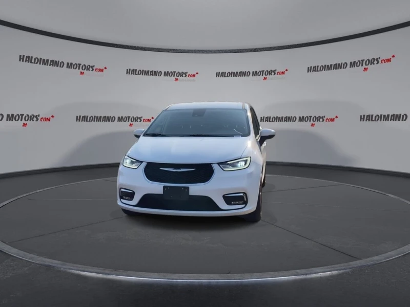 Chrysler Pacifica Touring L * * AWD * * Камера * * Черен Салон * * , снимка 2 - Автомобили и джипове - 53398284