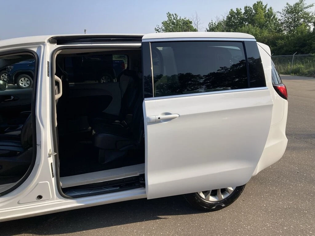 Chrysler Pacifica Touring L * * AWD * * Камера * * Черен Салон * *  - изображение 9