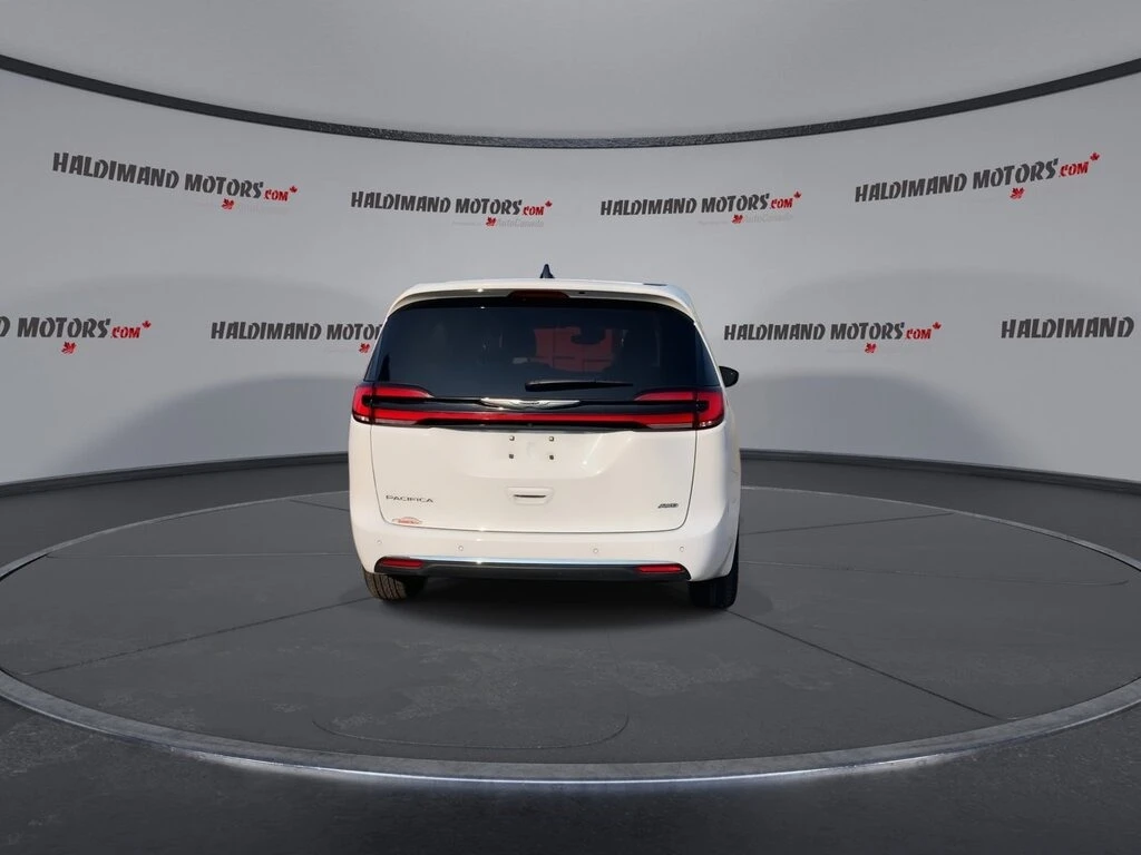 Chrysler Pacifica Touring L * * AWD * * Камера * * Черен Салон * *  - изображение 6