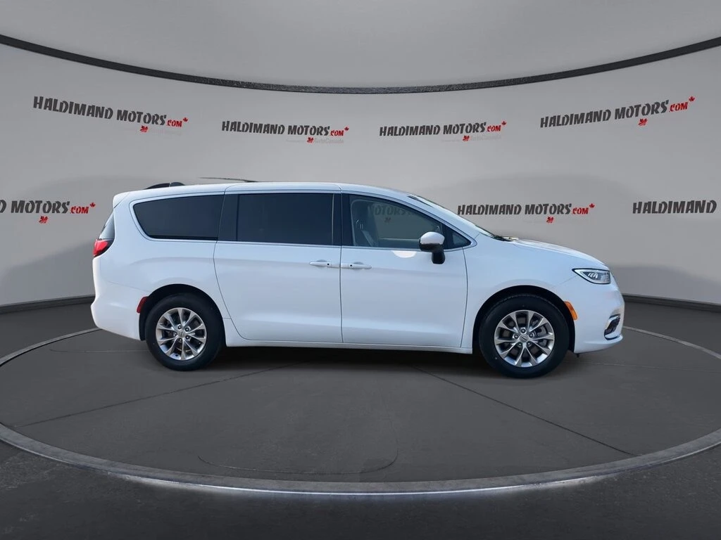 Chrysler Pacifica Touring L * * AWD * * Камера * * Черен Салон * *  - изображение 4