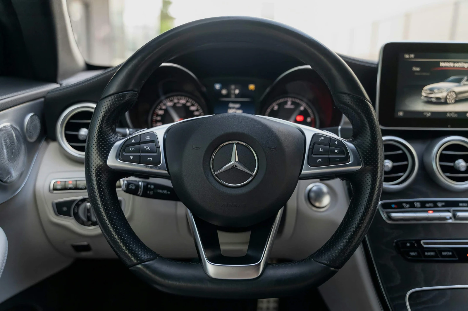 Mercedes-Benz C 220 AMG, Airmatic, 9G, Distronic, Nappa, HUD, FULL MAX, снимка 12 - Автомобили и джипове - 54742023