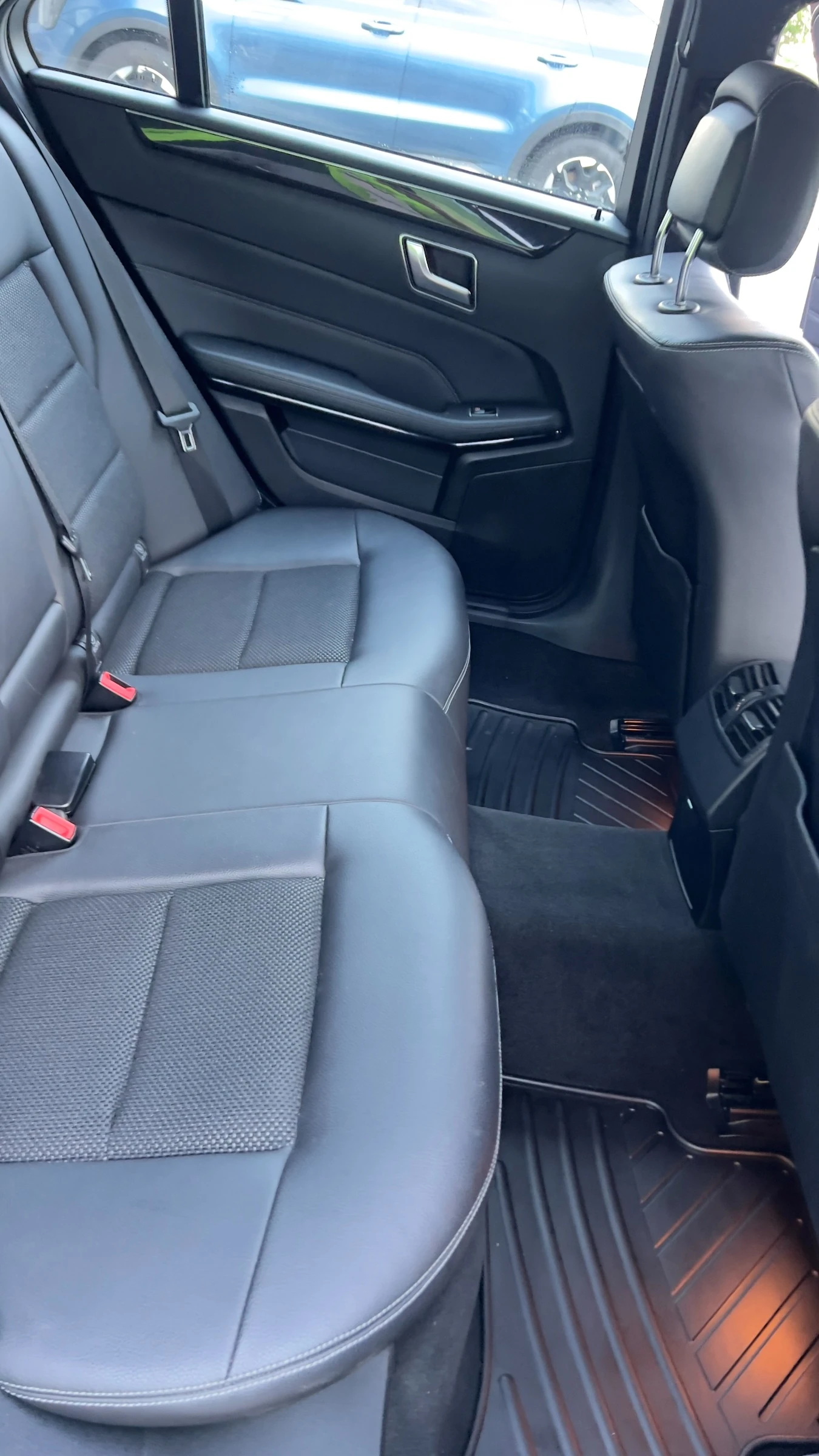 Mercedes-Benz E 220 4MATIC, снимка 10 - Автомобили и джипове - 54798827