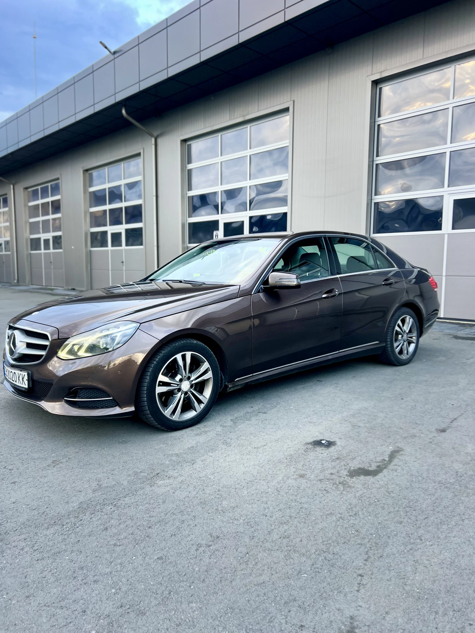Mercedes-Benz E 220 4MATIC, снимка 3 - Автомобили и джипове - 54798827