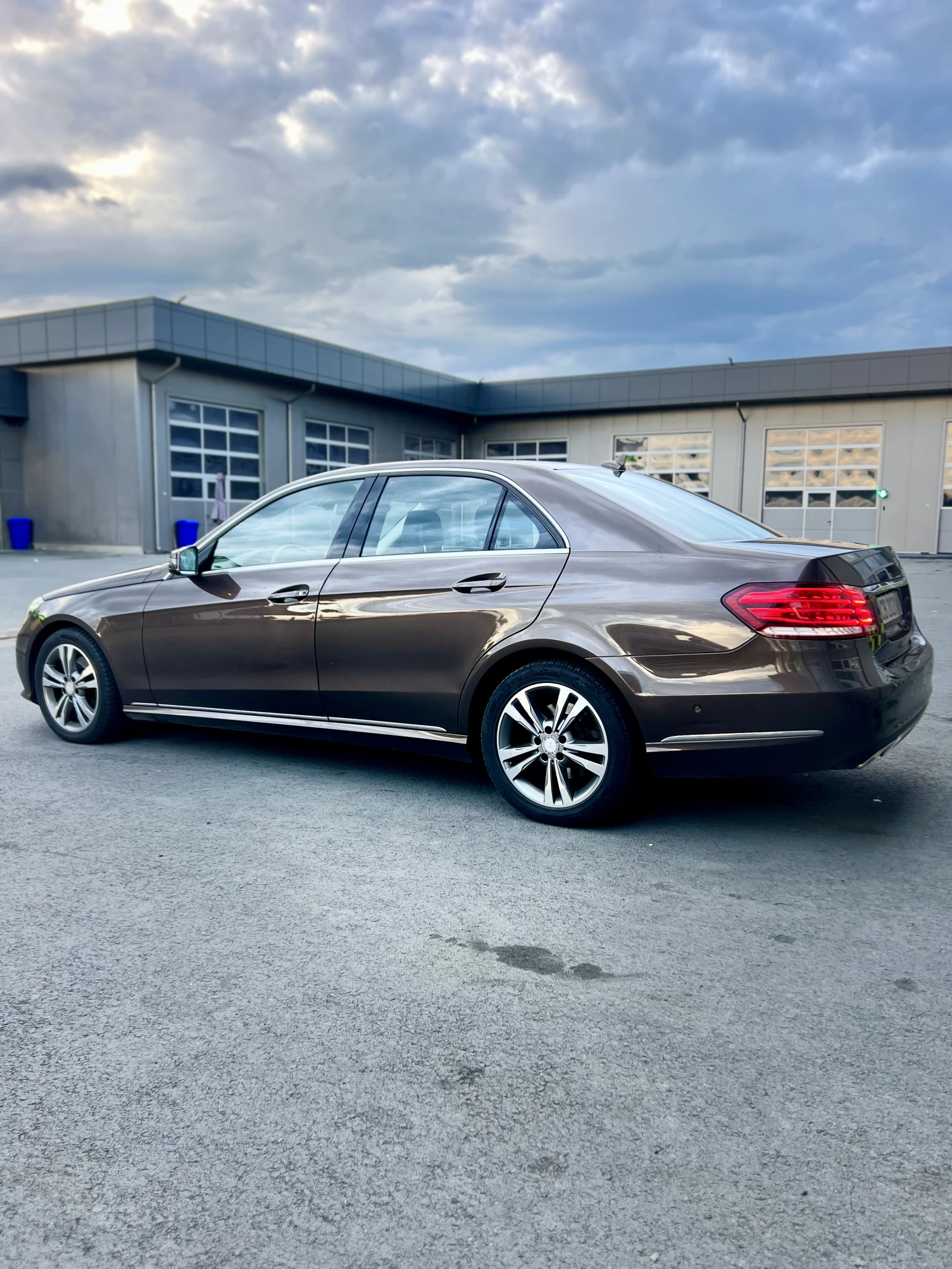 Mercedes-Benz E 220 4MATIC, снимка 4 - Автомобили и джипове - 54798827