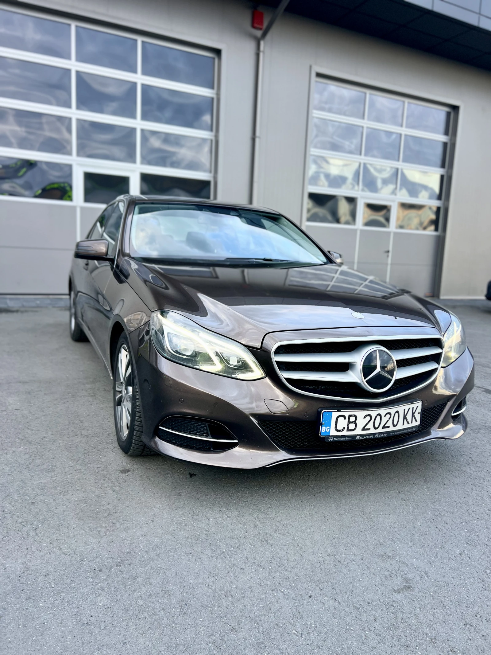 Mercedes-Benz E 220 4MATIC, снимка 13 - Автомобили и джипове - 54798827