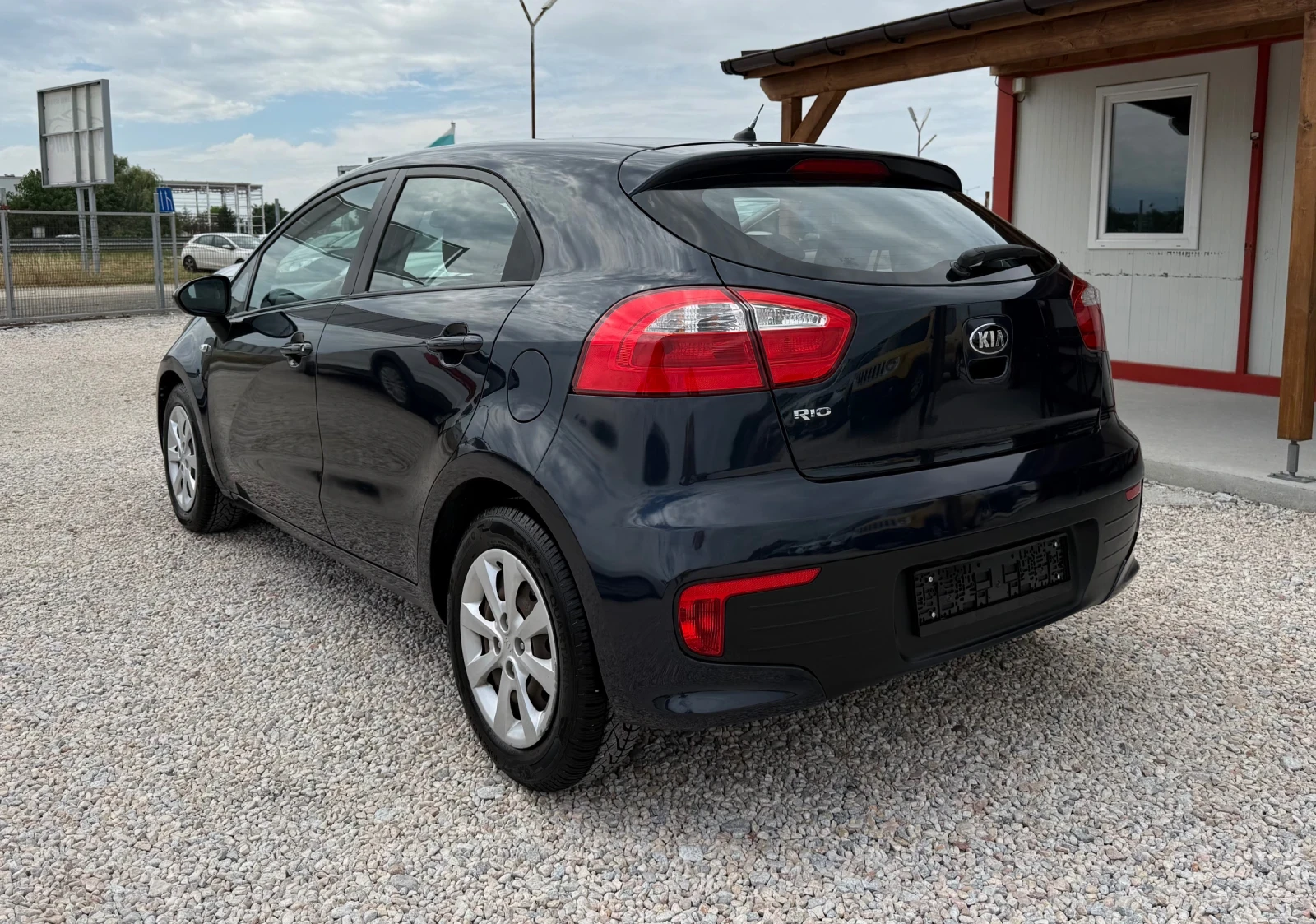 Kia Rio 1.3i* 84k.c* Сервизна История* , снимка 3 - Автомобили и джипове - 55031730
