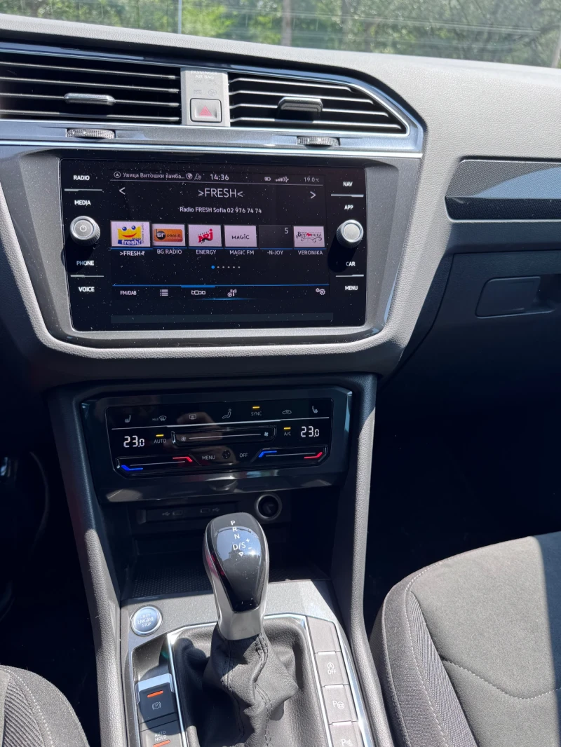 VW Tiguan Elegance 1.5 tsi / Лизинг / Гаражен, снимка 12 - Автомобили и джипове - 52957350