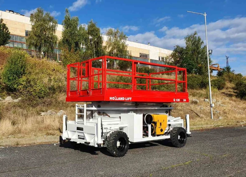 Автовишка Друга марка Holland Lift Q-135 DL 24  4x4, снимка 2 - Индустриална техника - 49312069
