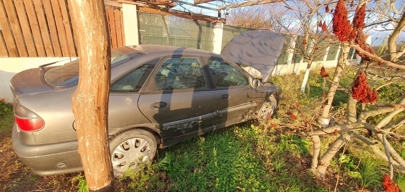 Renault Laguna 1.8.Mono, снимка 5 - Автомобили и джипове - 48291356