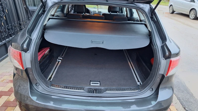 Toyota Avensis 2.0 D4D, снимка 12 - Автомобили и джипове - 53432514