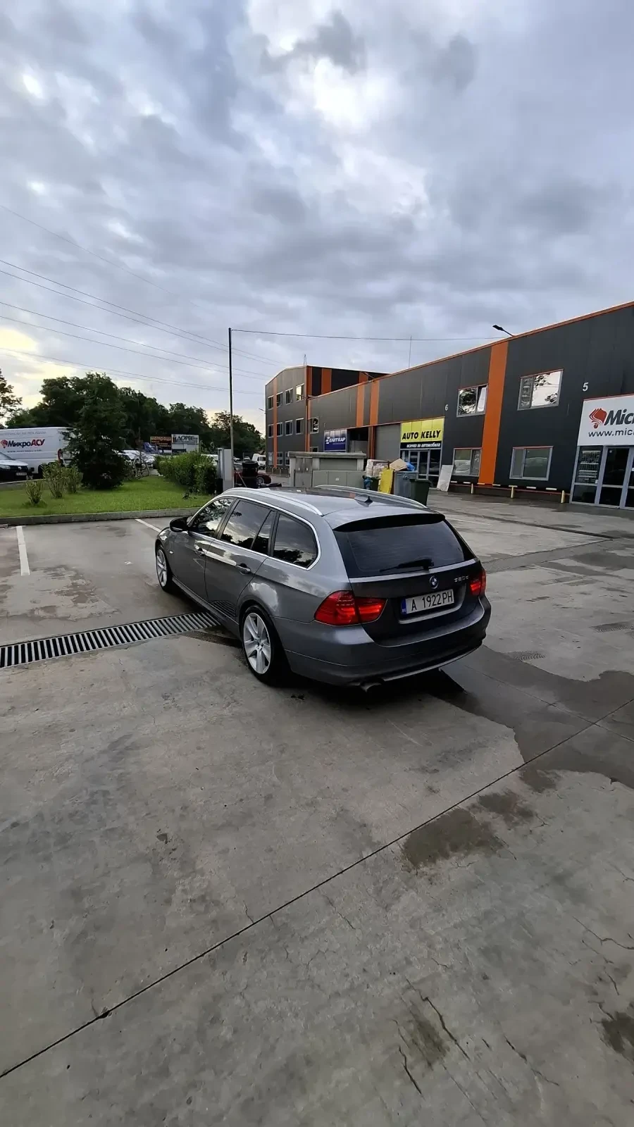 BMW 320 2011г - изображение 2
