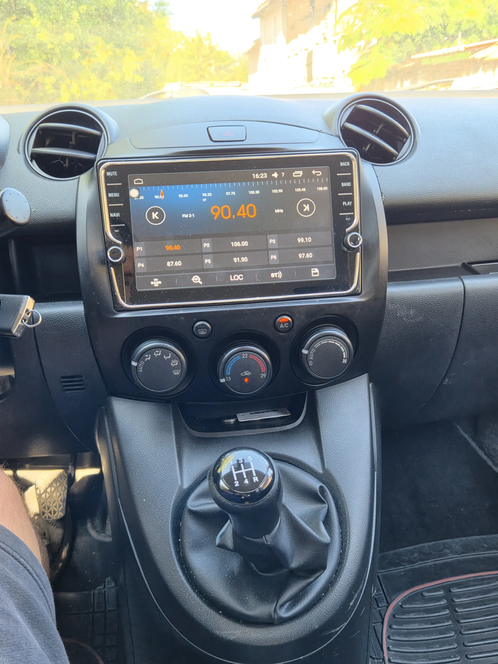 Mazda 2 1.5i, снимка 11 - Автомобили и джипове - 55495936