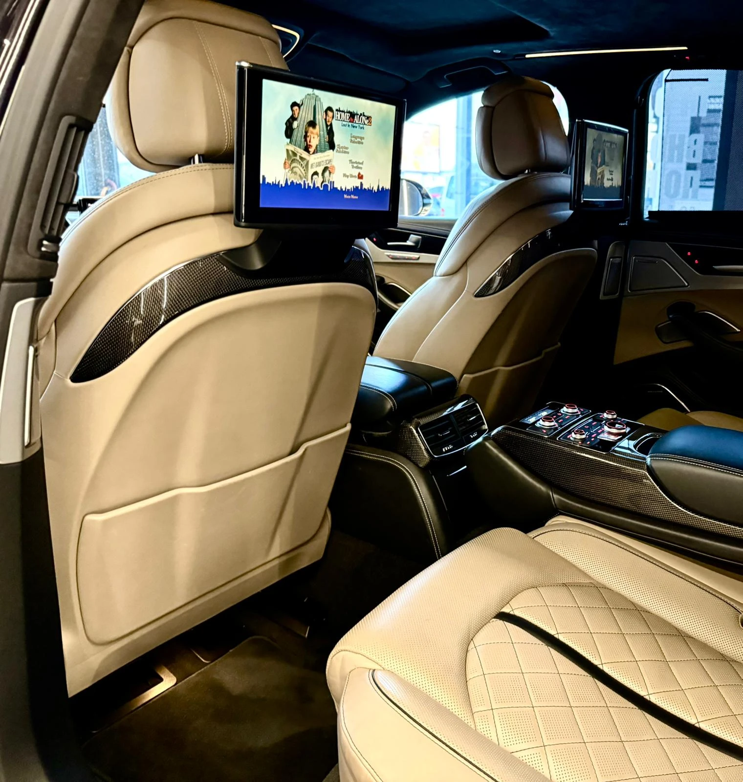 Audi S8 4.0 TFSI* B&O* Full* TV* Обдух* ЛИЗИНГ , снимка 12 - Автомобили и джипове - 56199142