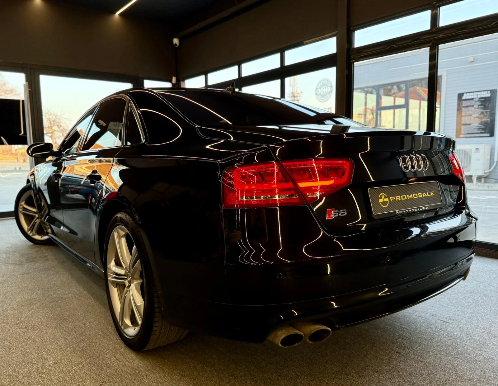 Audi S8 4.0 TFSI* B&O* Full* TV* Обдух* ЛИЗИНГ , снимка 4 - Автомобили и джипове - 56199142