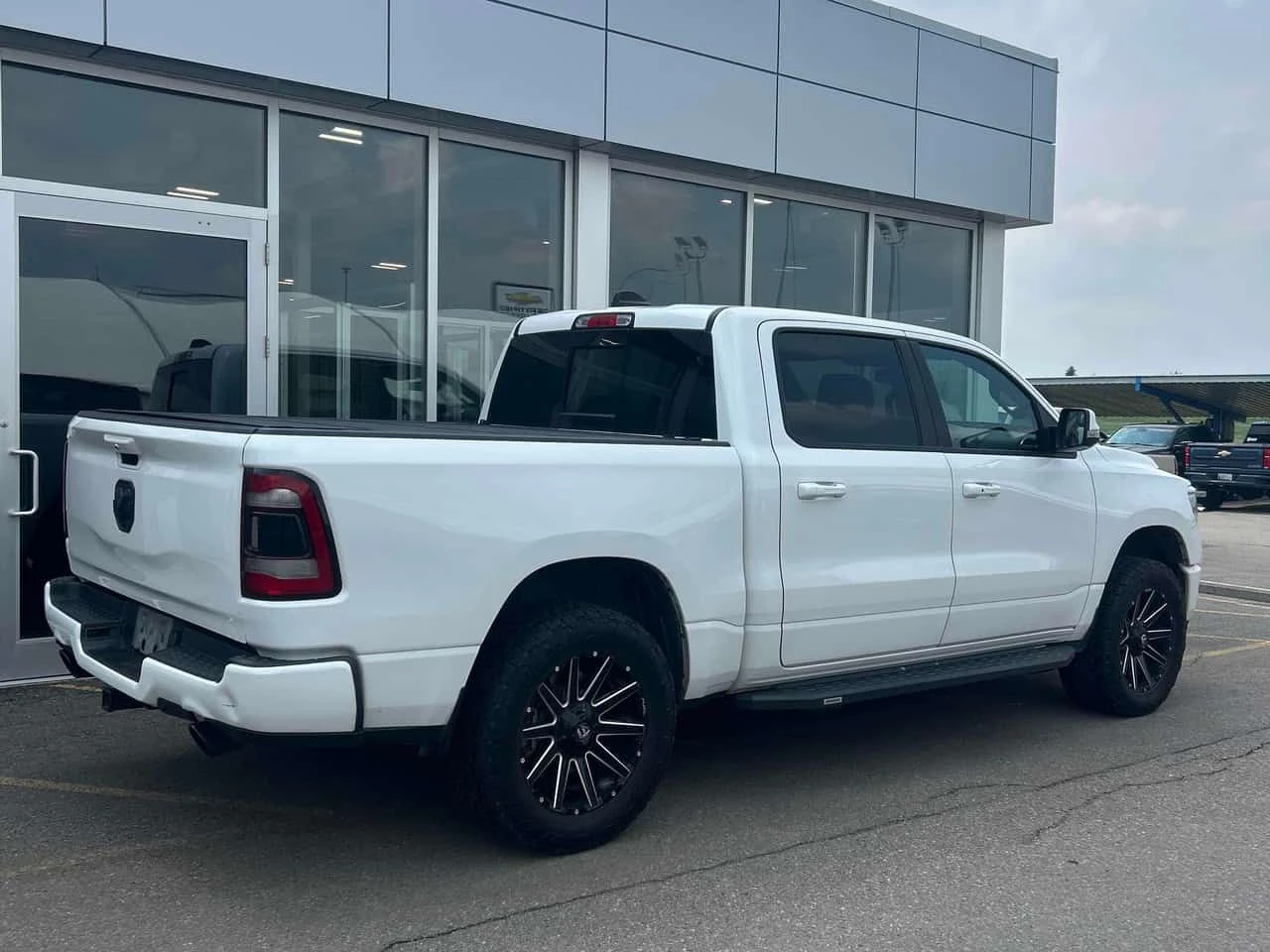Dodge RAM 1500 * Sport * CARFAX * БЕЗ ПЪРВОНАЧАЛНА ВНОСКА, снимка 3 - Автомобили и джипове - 55129692
