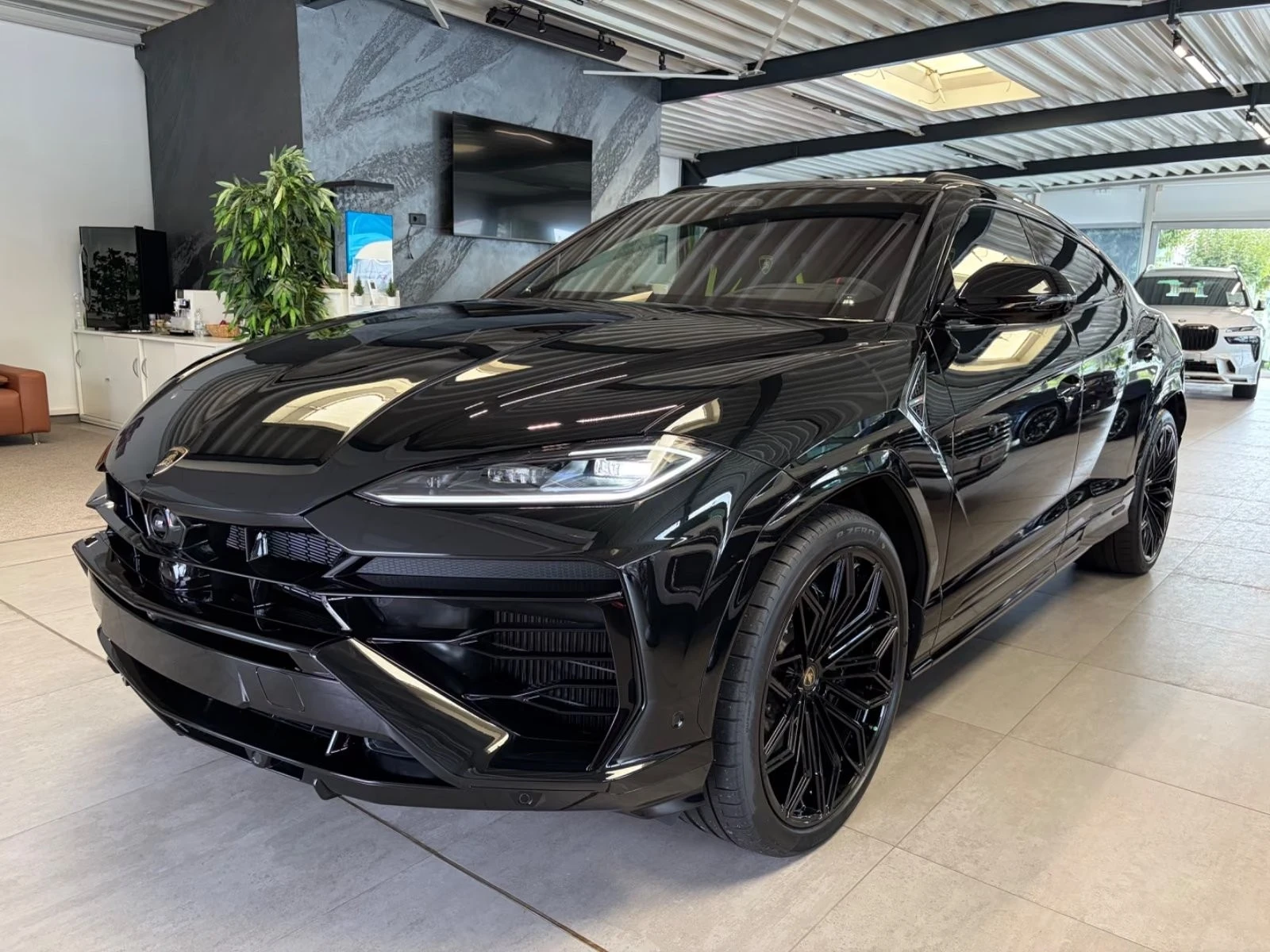 Lamborghini Urus SE / FACELIFT / DARK PACKAGE / CERAMIC / PANO/ HUD, снимка 3 - Автомобили и джипове - 56370084