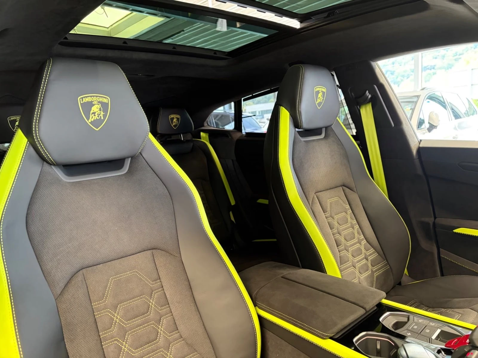 Lamborghini Urus SE / FACELIFT / DARK PACKAGE / CERAMIC / PANO/ HUD, снимка 11 - Автомобили и джипове - 56370084