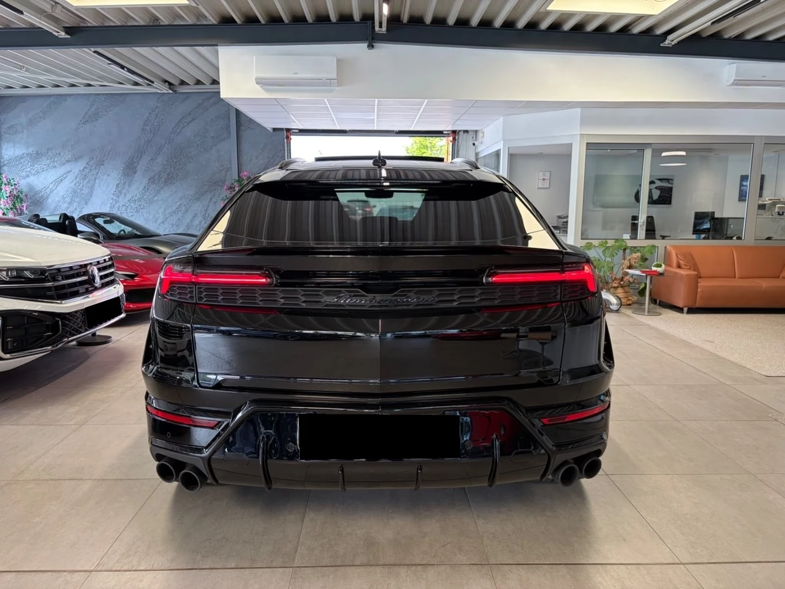 Lamborghini Urus SE / FACELIFT / DARK PACKAGE / CERAMIC / PANO/ HUD, снимка 4 - Автомобили и джипове - 56370084