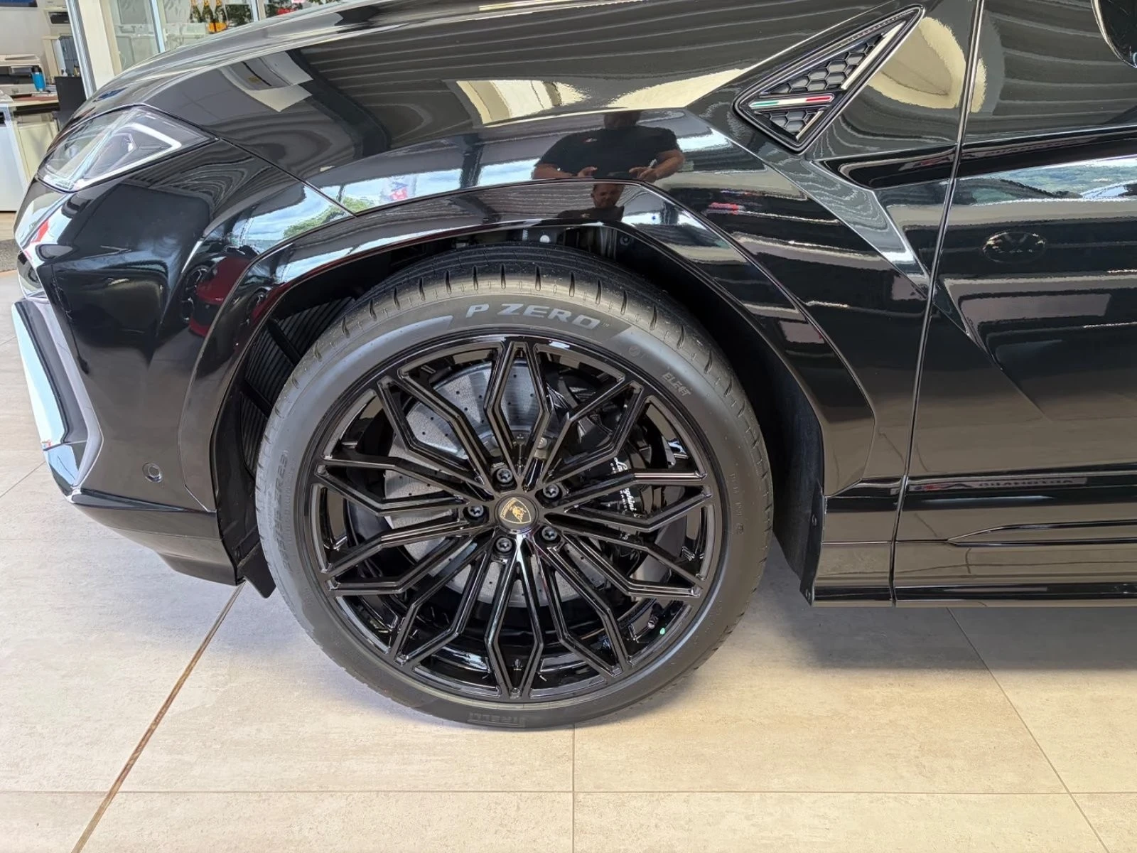 Lamborghini Urus SE / FACELIFT / DARK PACKAGE / CERAMIC / PANO/ HUD, снимка 6 - Автомобили и джипове - 56370084