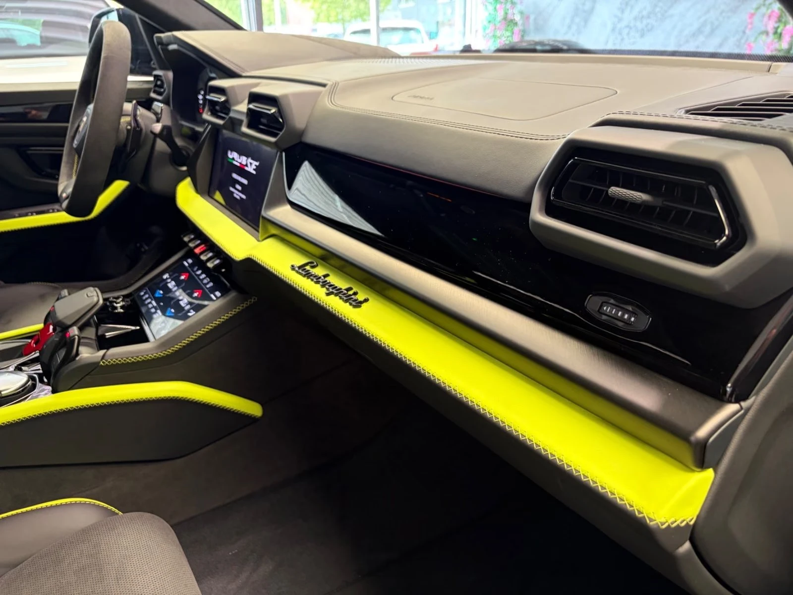 Lamborghini Urus SE / FACELIFT / DARK PACKAGE / CERAMIC / PANO/ HUD, снимка 12 - Автомобили и джипове - 56370084