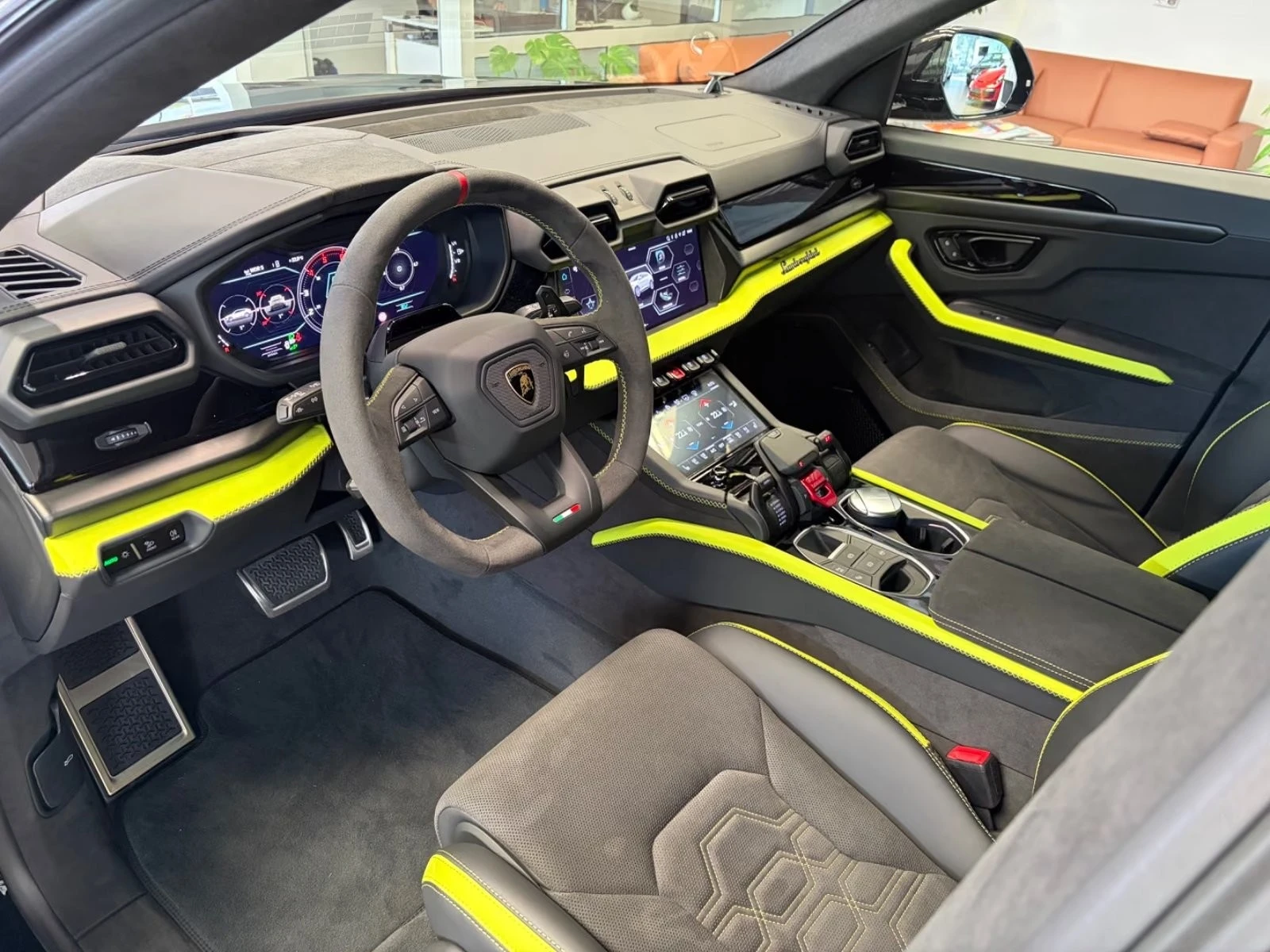 Lamborghini Urus SE / FACELIFT / DARK PACKAGE / CERAMIC / PANO/ HUD, снимка 9 - Автомобили и джипове - 56370084