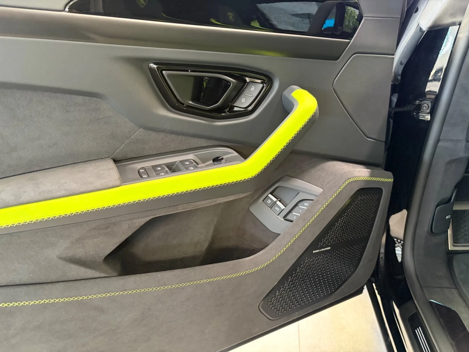 Lamborghini Urus SE / FACELIFT / DARK PACKAGE / CERAMIC / PANO/ HUD, снимка 7 - Автомобили и джипове - 56370084