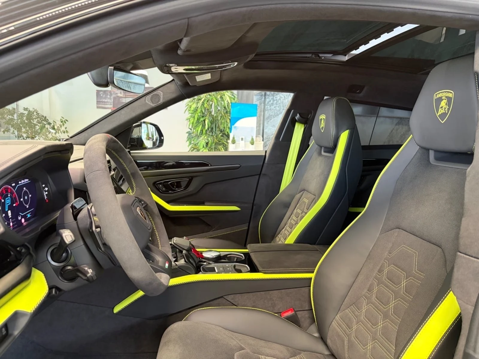 Lamborghini Urus SE / FACELIFT / DARK PACKAGE / CERAMIC / PANO/ HUD, снимка 8 - Автомобили и джипове - 56370084