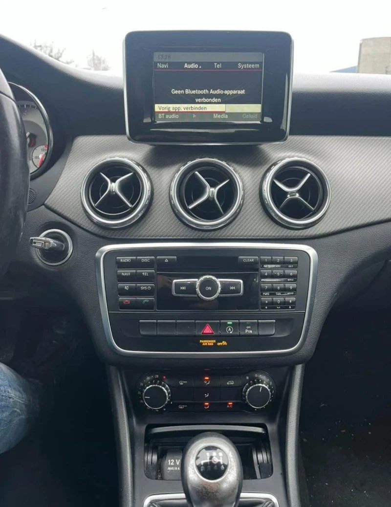 Mercedes-Benz GLA 180, снимка 6 - Автомобили и джипове - 48618412