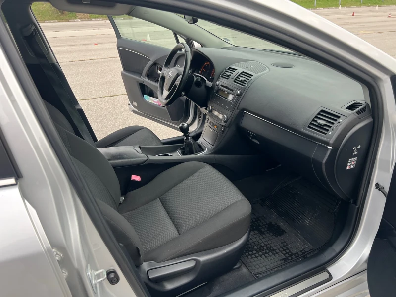Toyota Avensis 2.2 D-CAT! 6-СКОРОСТИ! УНИКАТ! БАРТЕР!, снимка 10 - Автомобили и джипове - 52567951