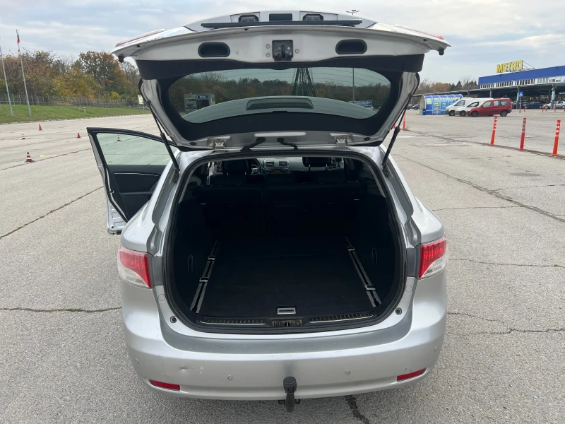 Toyota Avensis 2.2 D-CAT! 6-СКОРОСТИ! УНИКАТ! БАРТЕР!, снимка 17 - Автомобили и джипове - 52567951