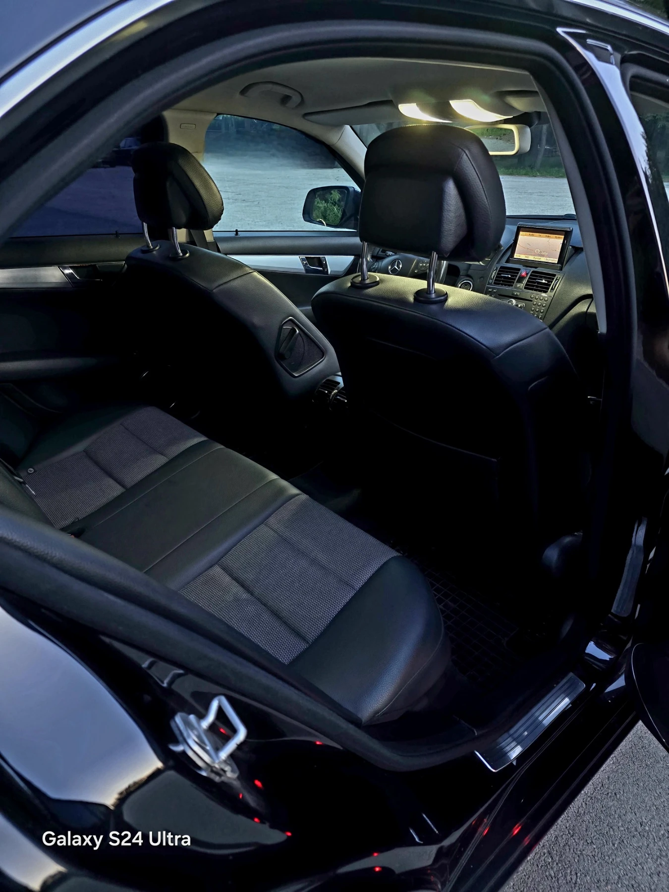 Mercedes-Benz C 300 Avantgarde газ-бензин, снимка 13 - Автомобили и джипове - 54674989