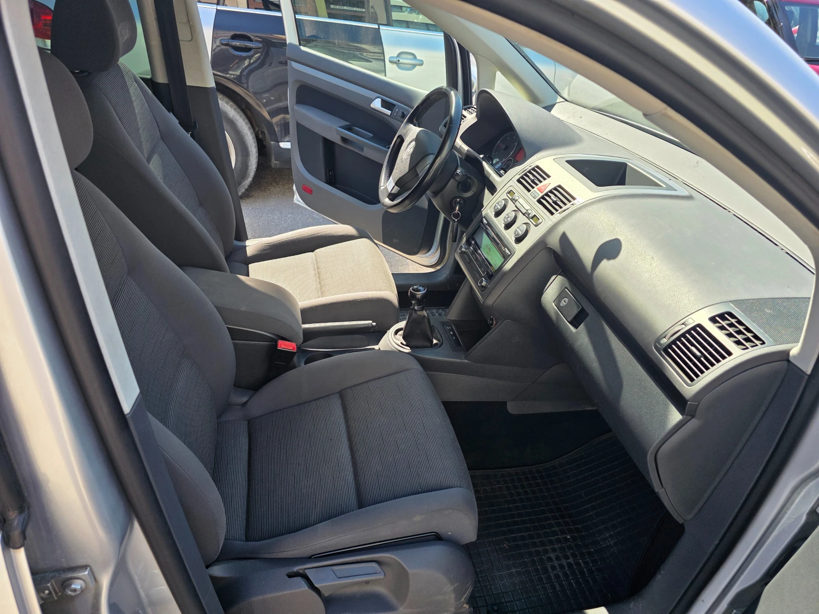 VW Touran 1.9 TDI 90кс. 6 скорости, снимка 12 - Автомобили и джипове - 55950130