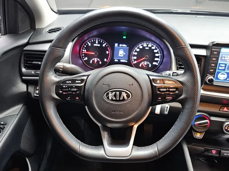 Kia Stonic 1.6 Deluxe, снимка 12 - Автомобили и джипове - 56118243