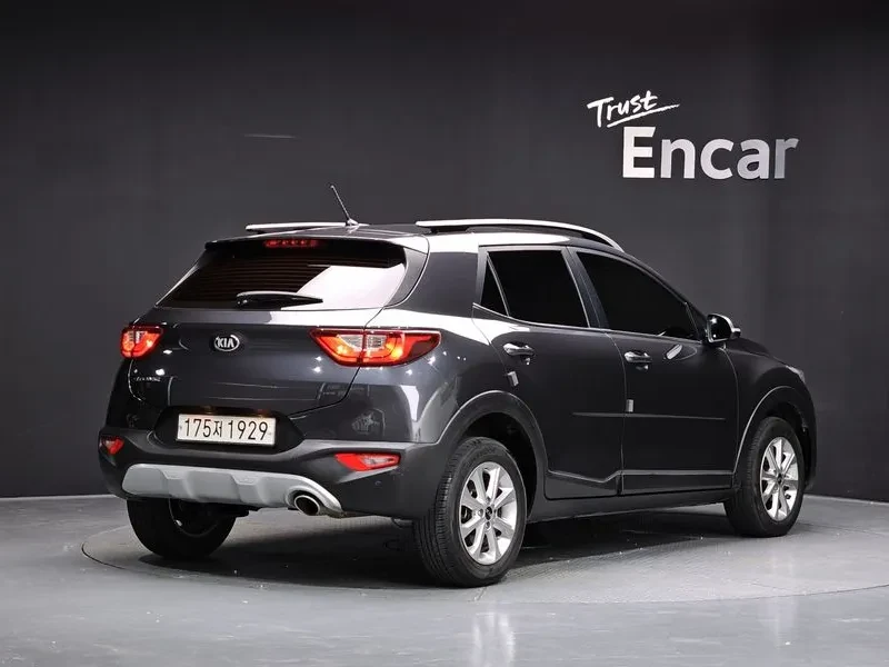 Kia Stonic 1.6 Deluxe, снимка 2 - Автомобили и джипове - 56118243