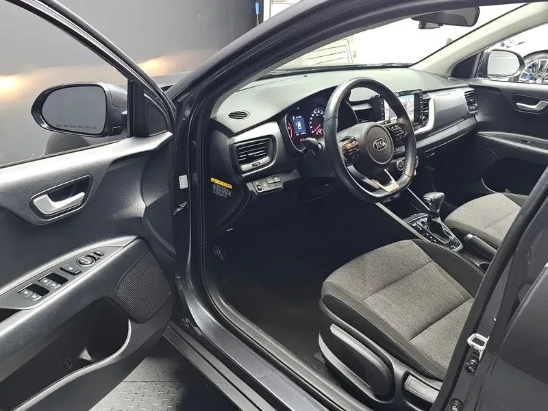 Kia Stonic 1.6 Deluxe, снимка 10 - Автомобили и джипове - 56118243