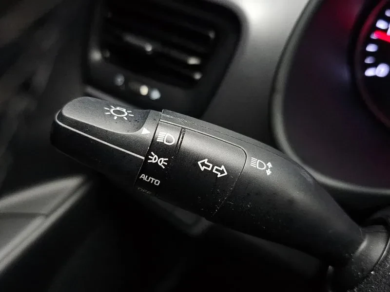 Kia Stonic 1.6 Deluxe, снимка 17 - Автомобили и джипове - 56118243