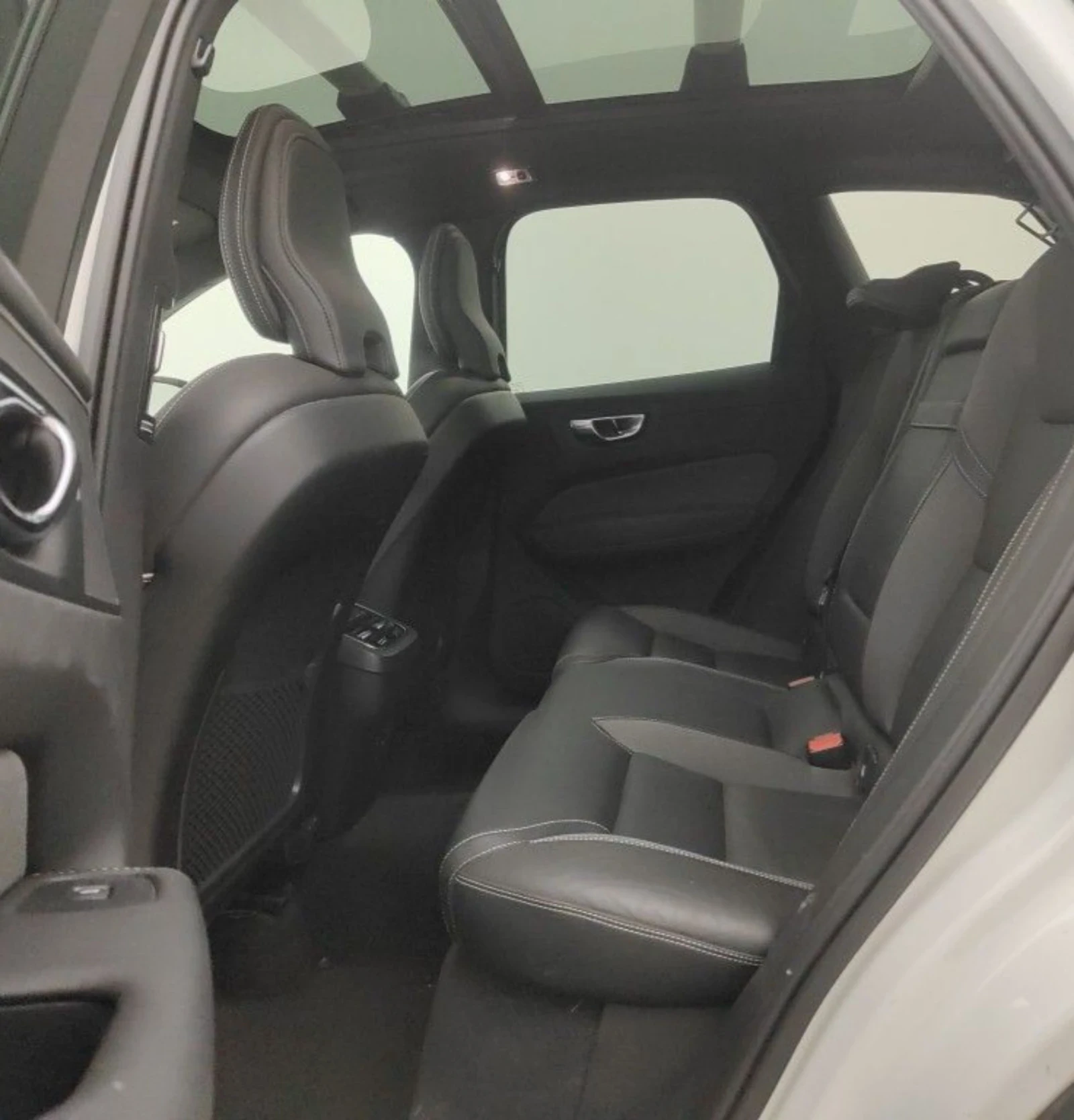 Volvo XC60 B4D  R- DESIGN.360 KAMERA.PANO.Mild Hybrid - изображение 9