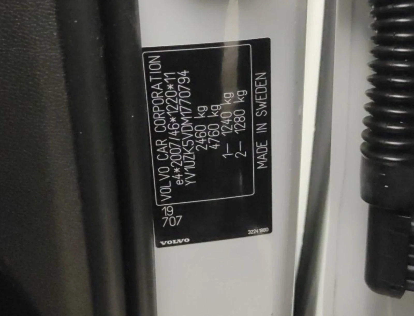 Volvo XC60 B4D  R- DESIGN.360 KAMERA.PANO.Mild Hybrid - изображение 4