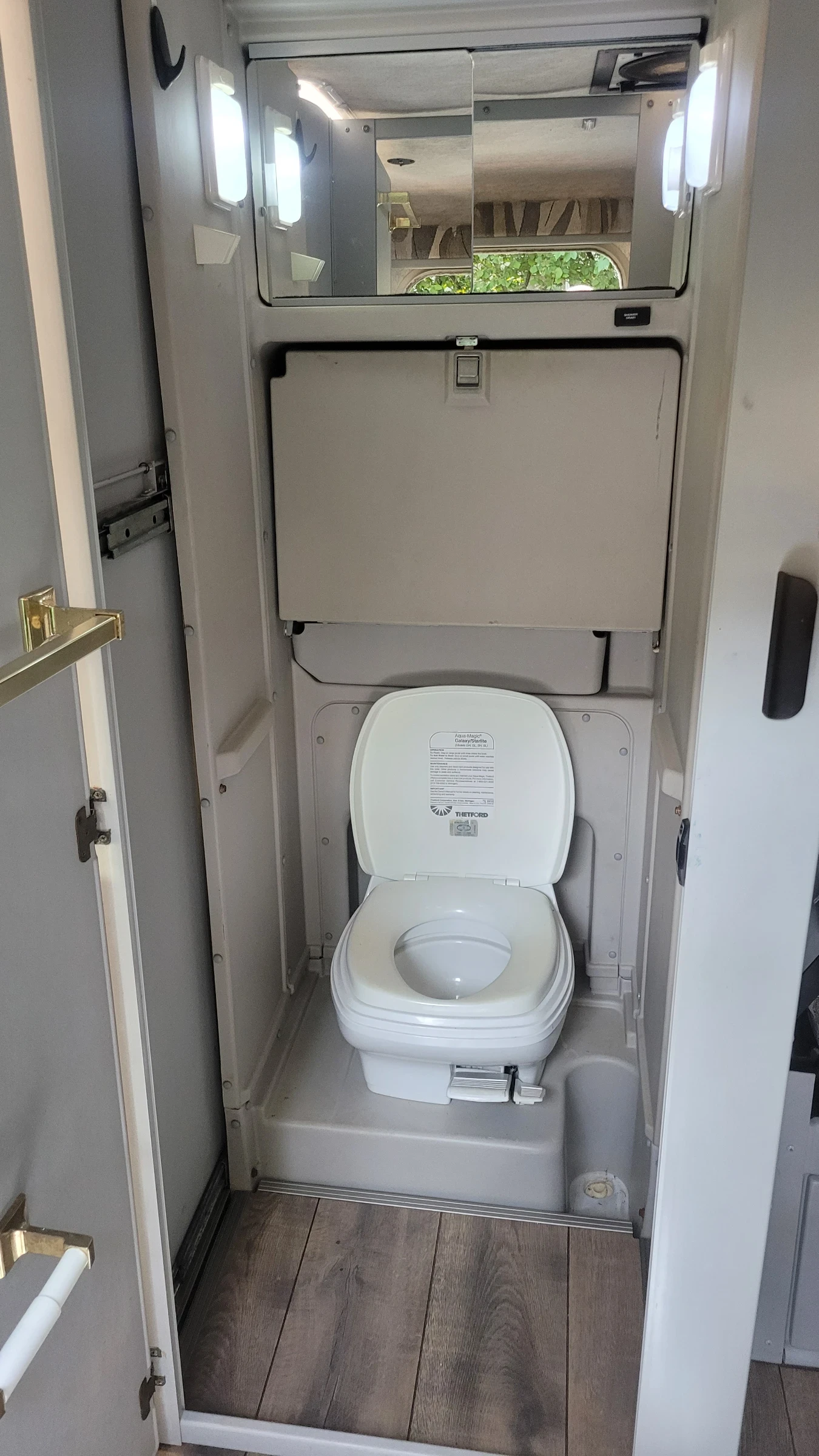 Кемпер VW Rialta Winnebago - изображение 8