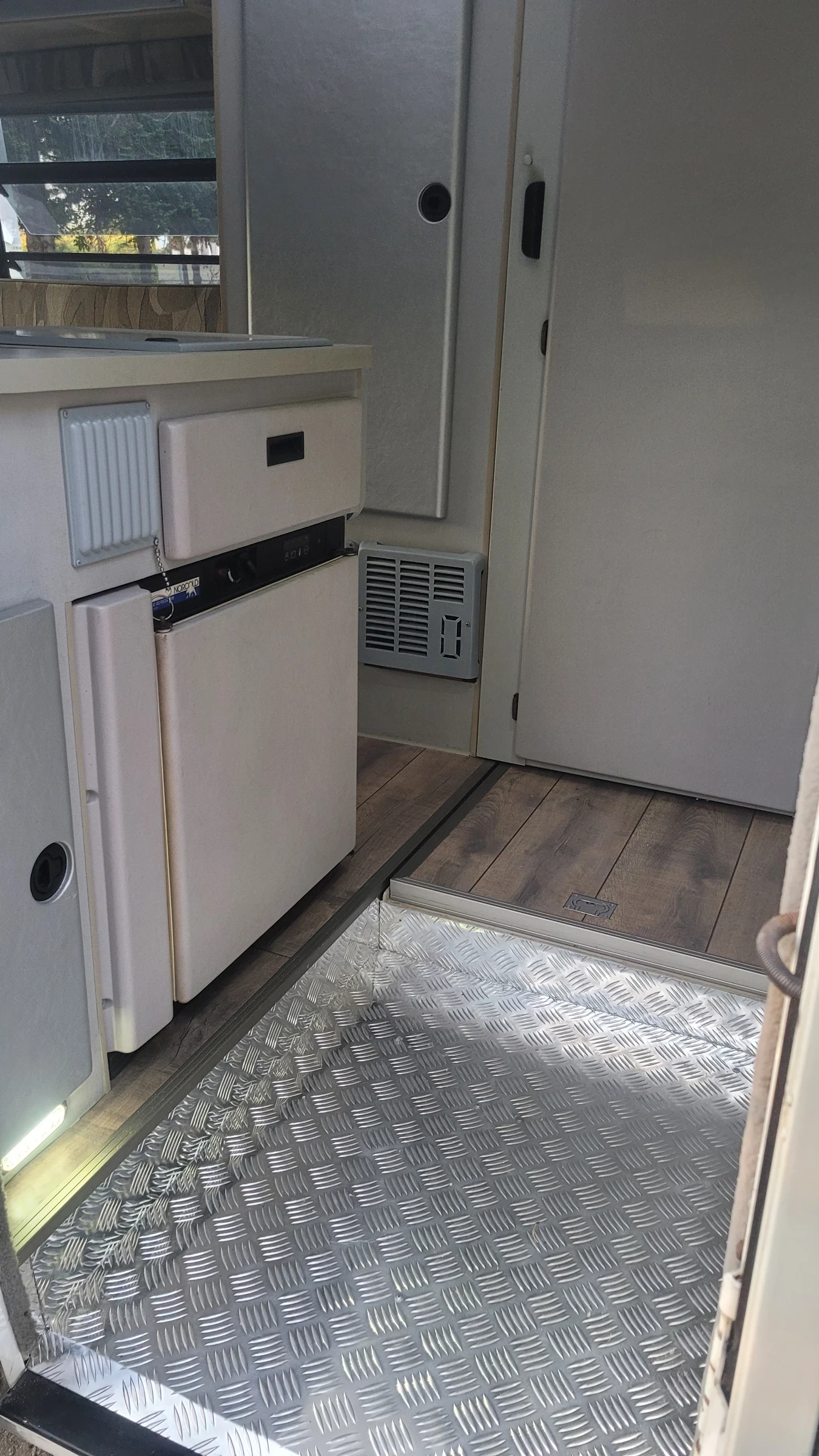 Кемпер VW Rialta Winnebago - изображение 4