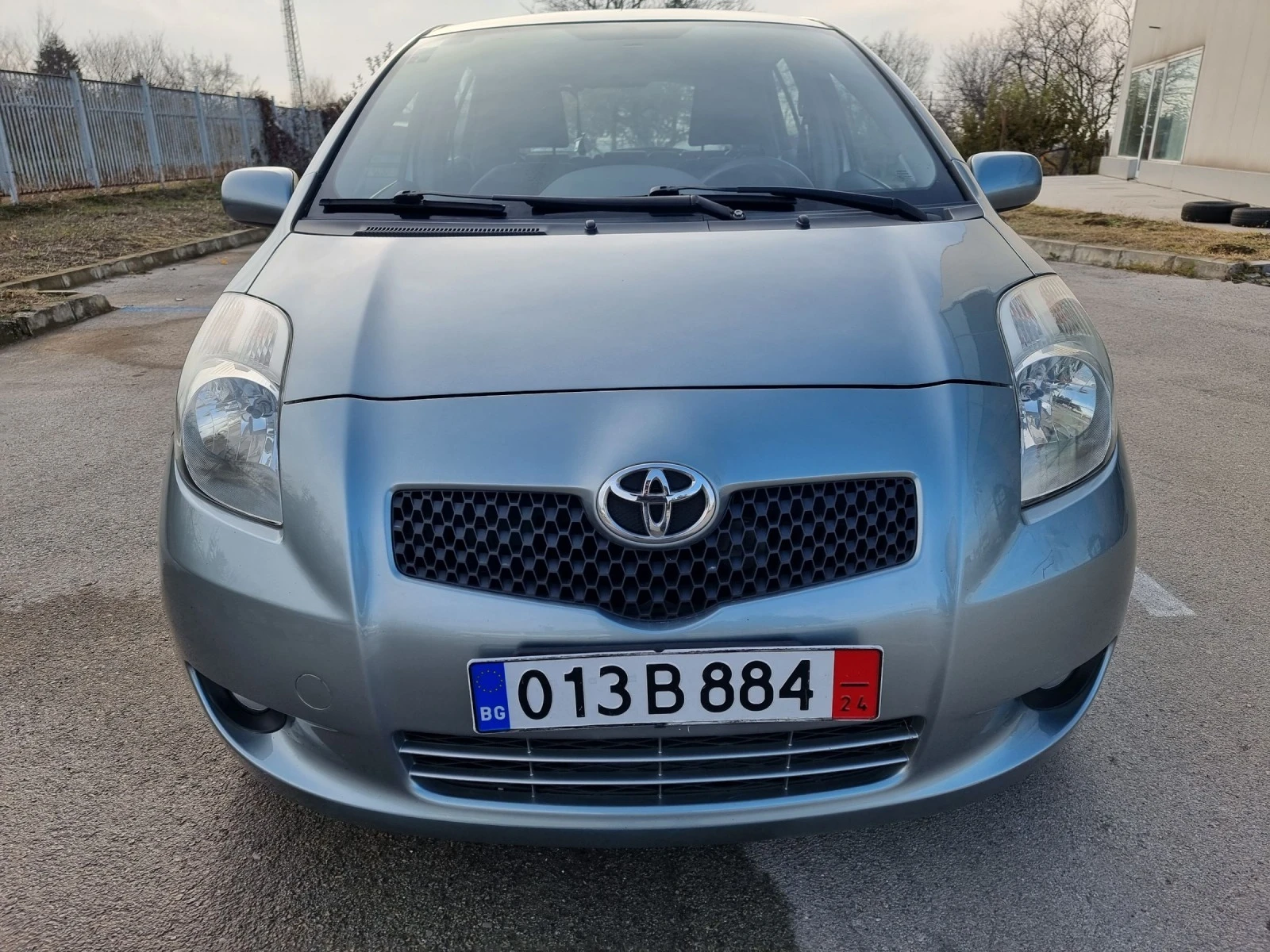 Toyota Yaris 1.3vvti - изображение 2