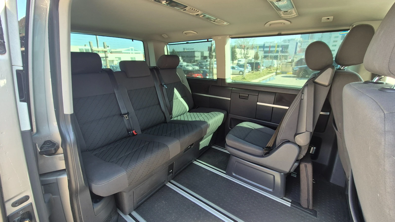 VW Multivan Т5.1 2.0 TDI, снимка 10 - Автомобили и джипове - 52944431