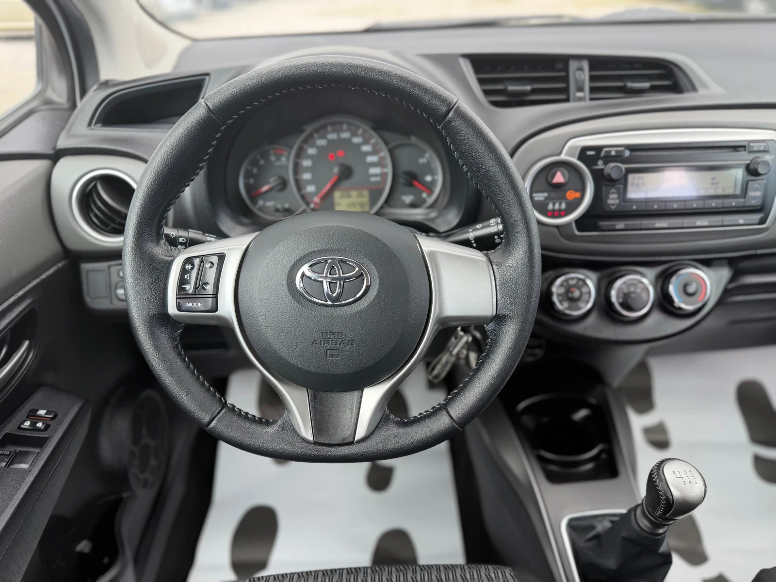 Toyota Yaris 1.4D-4D* , снимка 8 - Автомобили и джипове - 54243488