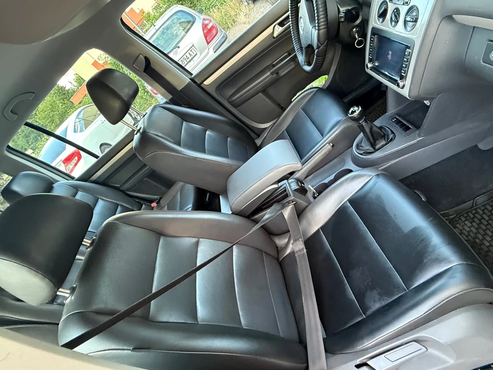 VW Touran Обслужен 2.0  Газ-инж запазен EKO 4, снимка 16 - Автомобили и джипове - 55636598