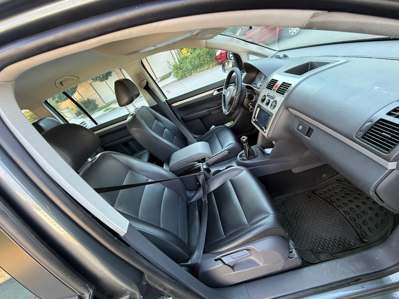 VW Touran Обслужен 2.0  Газ-инж запазен EKO 4, снимка 8 - Автомобили и джипове - 55636598