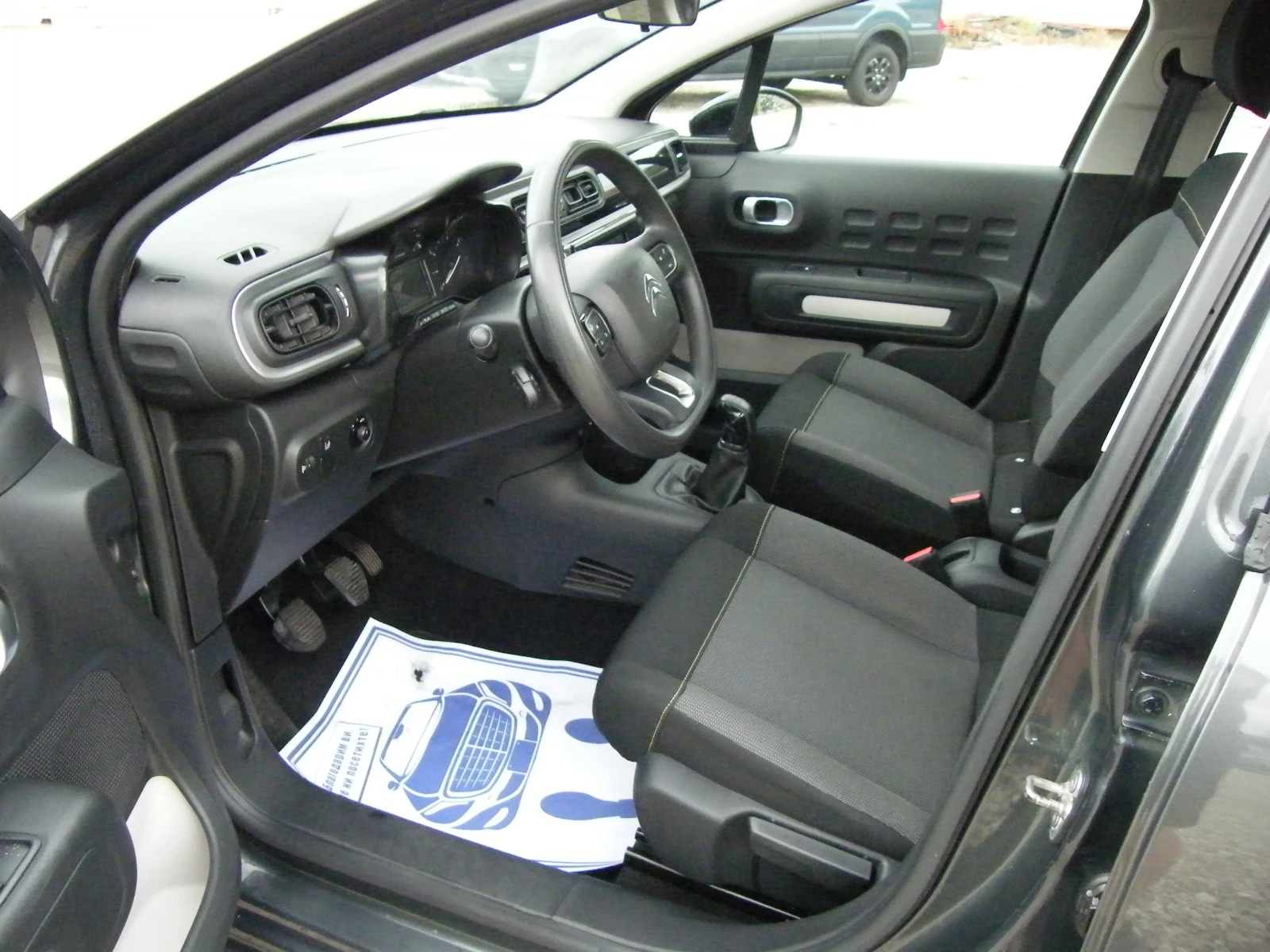 Citroen C3 1.2i EURO 6B, снимка 8 - Автомобили и джипове - 55927432