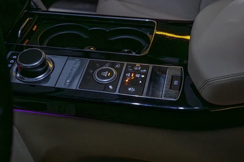 Land Rover Range rover Vogue/SDV8/Virtual/Ambient/Камера/Meridian, снимка 10 - Автомобили и джипове - 52872857