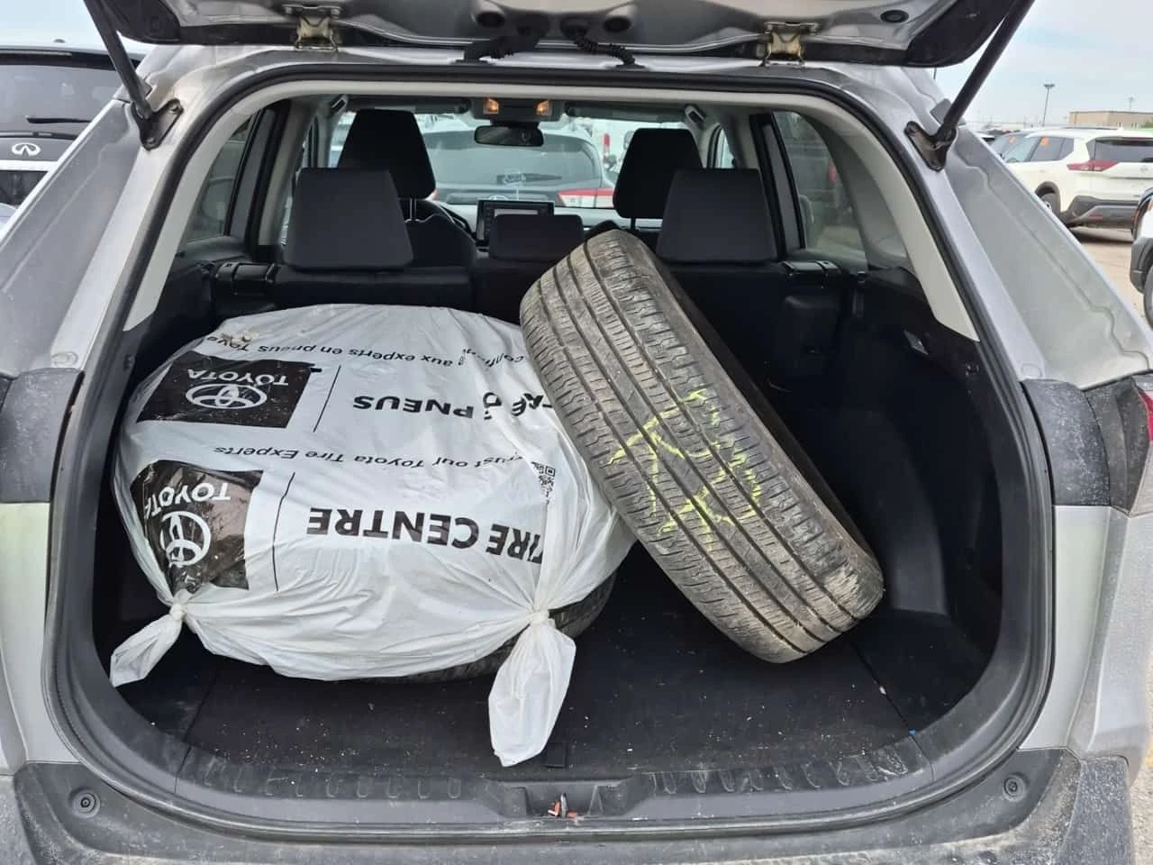 Toyota Rav4 * LE * 2 БРОЯ ГУМИ * БЕЗ ИНЦИДЕНТИ * , снимка 14 - Автомобили и джипове - 54111175